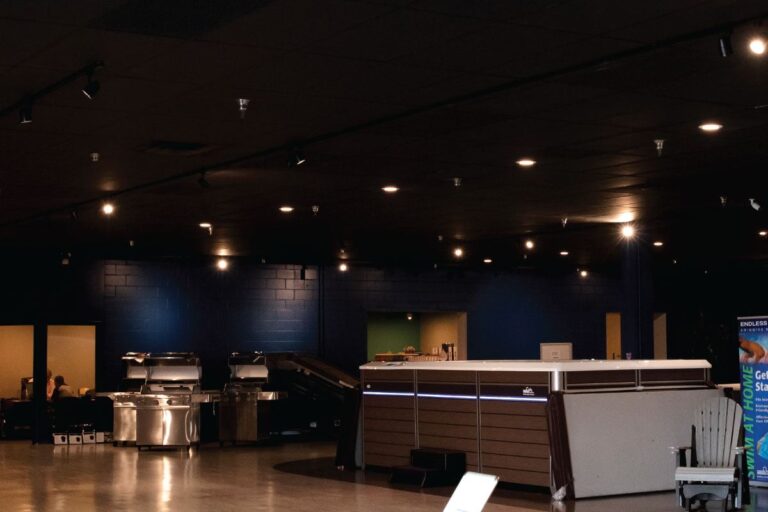 Fast Sales, S l o w Motion